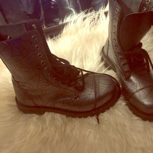New rock spider web boots